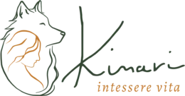Logo orizzontale di Kinari - Intessere Vita, caratterizzato da un'illustrazione stilizzata in line art che unisce il profilo di una donna e di un cane, affiancata dalla scritta calligrafica Kinari. Il logo è stato interamente creato da Gloria Levrini.